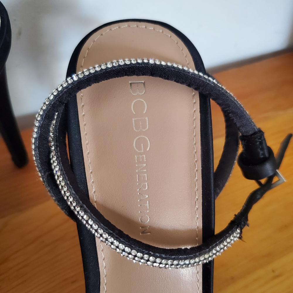 BCBGeneration Black Heels with Silver Bow Accents Size 8.5 - Picture 2 of 5